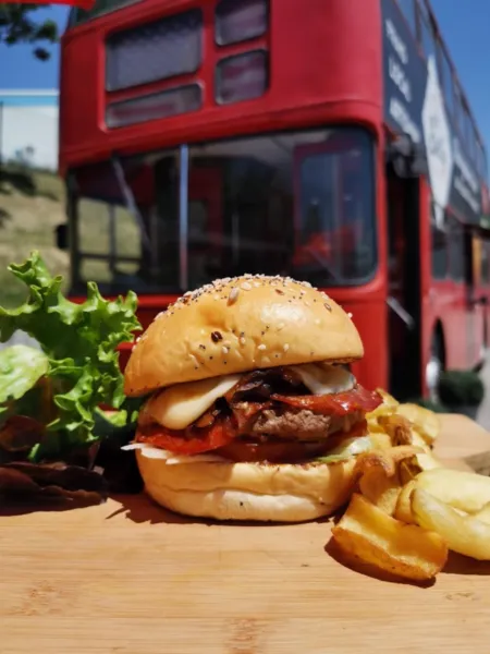 Burger devant bus londonien