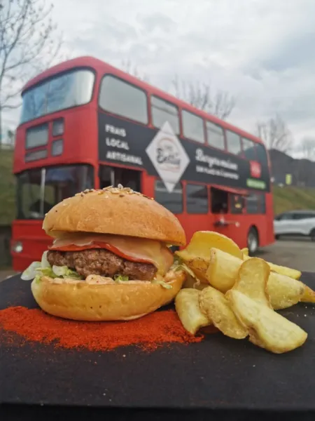 Burger devant bus londonien