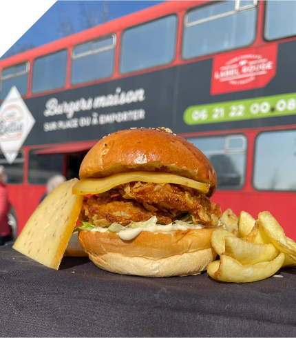 Burger avec des frites devant un bus londonien